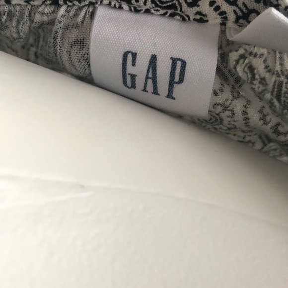 GAP LONG SLEEVED BLACK & WHITE PRINT ROMPER SIZE SMALL - Picture 3 of 3